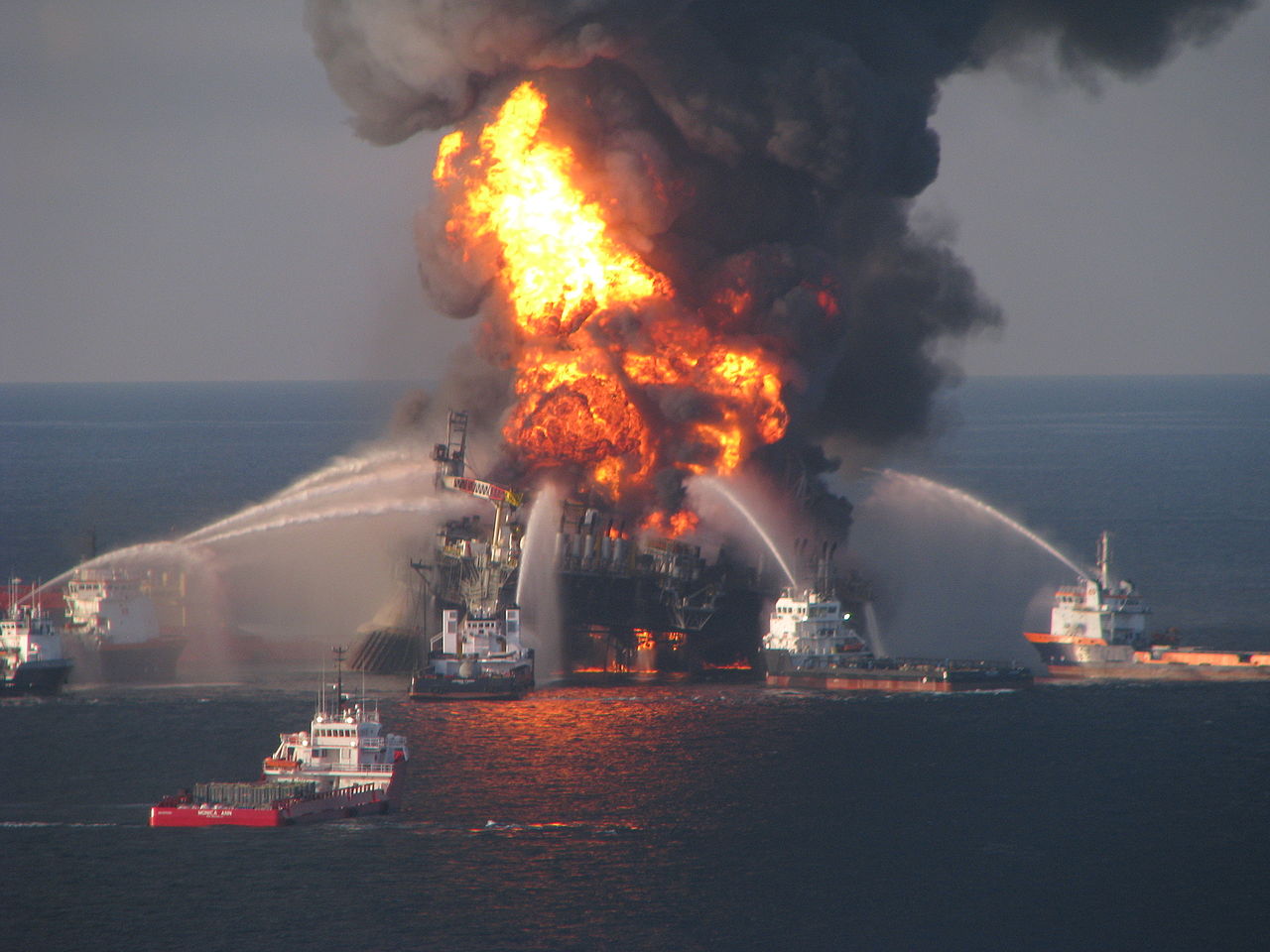 Deepwater_Horizon_offshore_drilling_unit_on_fire_Credit_US_Coast_Guards_Creative_Commons